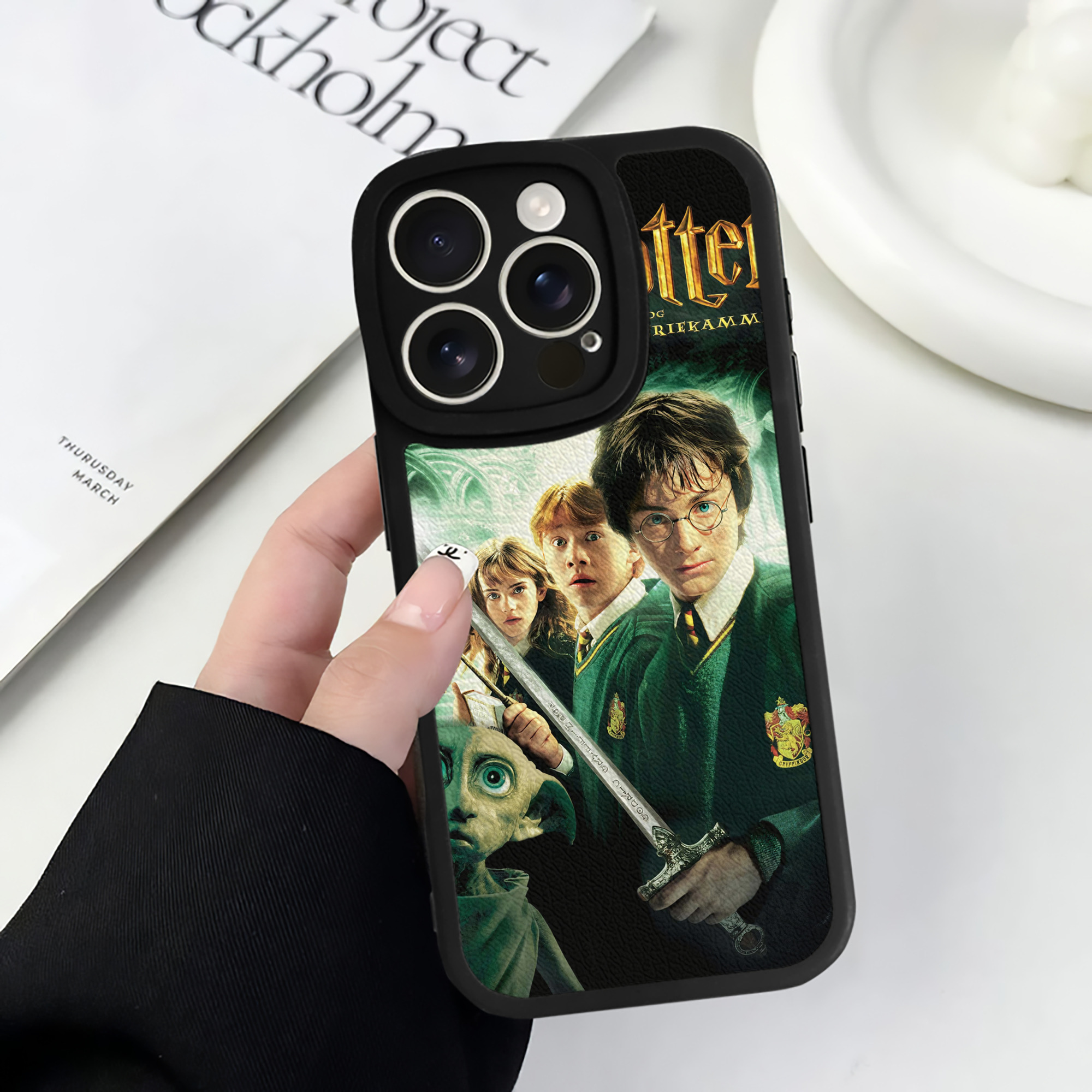 （画像用） Harry Potter ハリー・ポッターシリーズ 【iPhone 16シリーズ対応】シリコンスマホケース（レザー調） 材質：シリコン